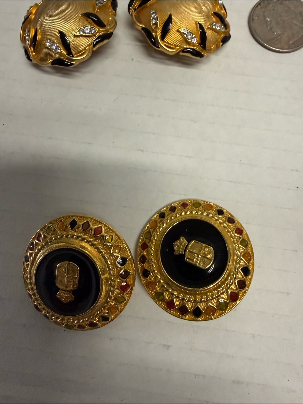 3 sets of gold tone clip earings - Picture 4 of 4
